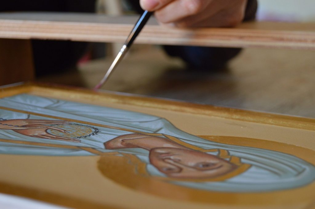 Pintando el icono Virgen de Fátima.